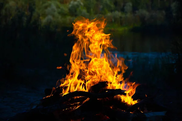 薪で火を燃やす 調理と暖房の概念 — ストック写真