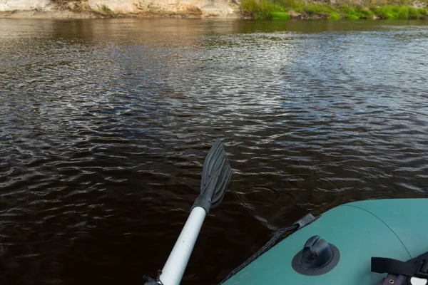 Opblaasbare Groene Boot Met Peddel Reizen Actief Lifestyle Concept — Stockfoto