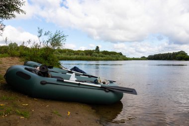 Seyahat, nehirde şişme lastik bir teknede rafting. Etkin eğlence kavramı.