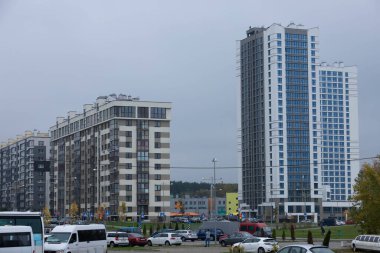 MINSK, BELARUS - 26 Ekim 2020: Mavi gökyüzü olan modern cam apartmanlar. Cam cephe.