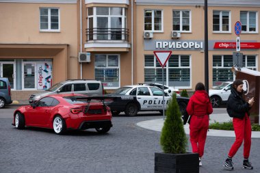 Minsk, Belarus - 3 Kasım 2020: Hilton Oteli. Büyük, modern bir şehirde şehir hayatı, yaşam tarzı.