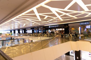 MINSK, BELARUS - 26 Ekim 2020: Alışveriş merkezinin yürüyen merdivenleri