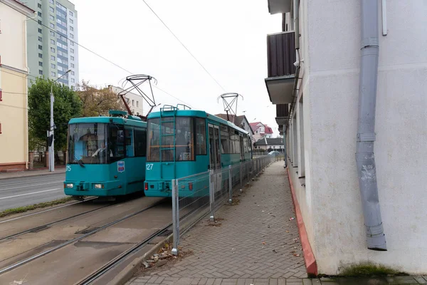 白俄罗斯明斯克 2020年10月26日 城市有轨电车沿着房屋路线行驶 — 图库照片