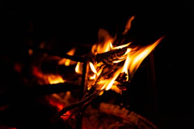 Şenlik ateşi, ateş, duman doğanın arka planında.