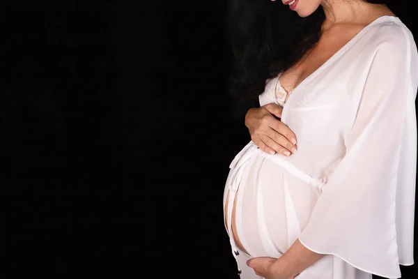 Těhotná Žena Stojí Bílém Peignoru Černém Pozadí Drží Břicho Kvalitní — Stock fotografie