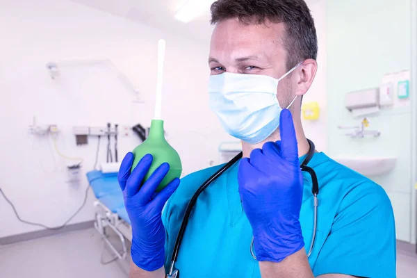 Ιατρική Έννοια Του Προστάτη Γιατρός Κάνει Κλύσμα Μια Υποψία Πλύσης — Φωτογραφία Αρχείου