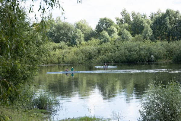 Een Paar Jonge Mensen Varen Langs Rivier Een Kajak — Stockfoto