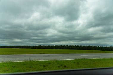 Boş otoyol, bölünmüş şeritli asfalt yol. Yan görünüm.