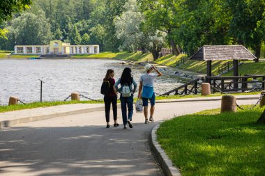 Seyahat ve turistik konseptler. Ünlü Nesvizh Şatosu, Radziwill ailesinin ortaçağ mirası ve ikametgahının derin bir örneği..