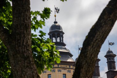 Seyahat ve turistik konseptler. Ünlü Nesvizh Şatosu, Radziwill ailesinin ortaçağ mirası ve ikametgahının derin bir örneği..