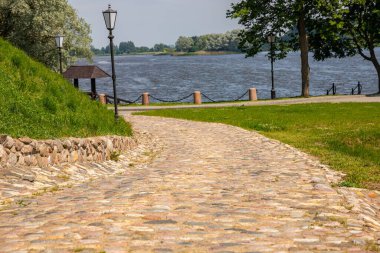 Kaleye giden eski taş yol..