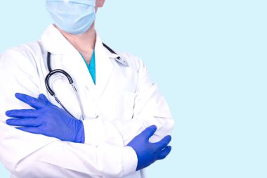 Doktor terapist katlanmış kollar ve steteskop pozisyonunda duruyor. Tıbbi konsept.