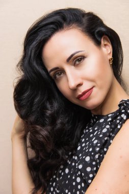 Bir fotoğraf stüdyosunda siyah saçlı güzel bir kızın portresi..