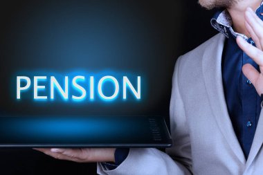 İş adamı, elinde neon bir kelime olan bir tablet tutuyor, Pensión metni. İş konsepti.