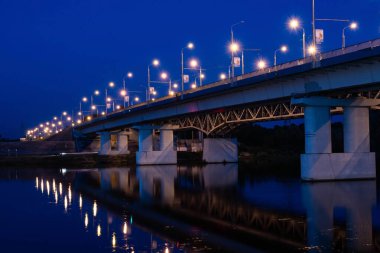 Nehirdeki Gece Köprüsü 'nün ışıkları ve yansıması.