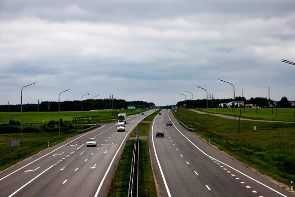 Snelweg Snelweg Met Rijdende Auto Logistiek Concept — Stockfoto