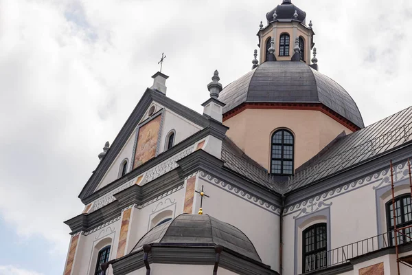 Pohled Katolickou Církev Nesvizh Zvenčí — Stock fotografie