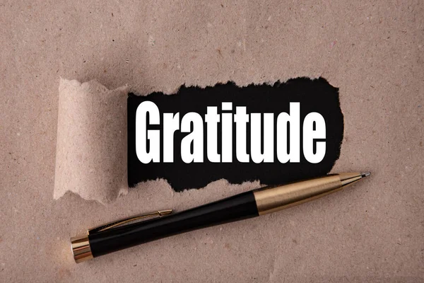 Yırtık Bir Kağıt Metal Bir Kalemle Yazılmış Gratitude Metni Stratejisi — Stok fotoğraf