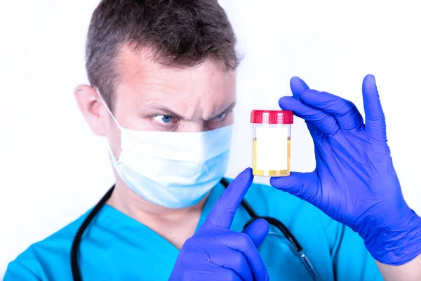 Doktorn Undersöker Ett Färskt Urinprov Plats För Text Medicinskt Koncept — Stockfoto
