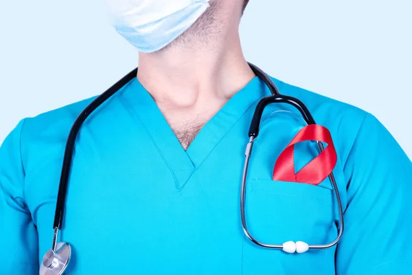 Manlig Läkare Som Håller Ett Rött Band Som Symbol För — Stockfoto