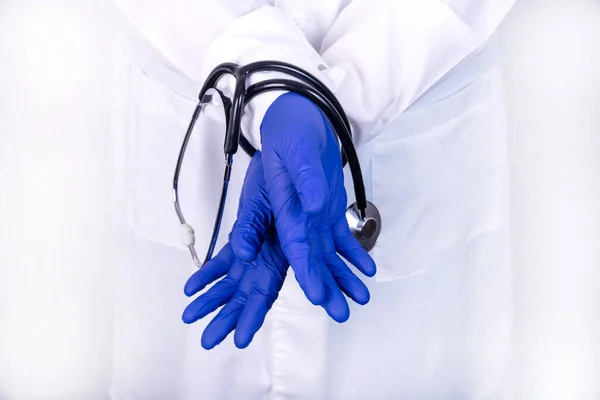 Tıbbi etik kavramı, bağlı eller. Doktor elinde steteskop tutuyor..