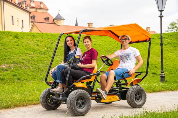 Reise Und Reisezielkonzepte Wochenendausflug Mit Der Familie Glückliche Menschen Die — Stockfoto