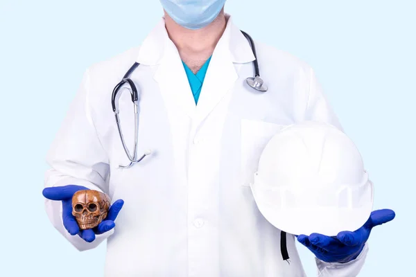 Bedrijfsveiligheidsconcept Dokter Heeft Een Bouwhelm Ene Hand Een Menselijke Schedel — Stockfoto