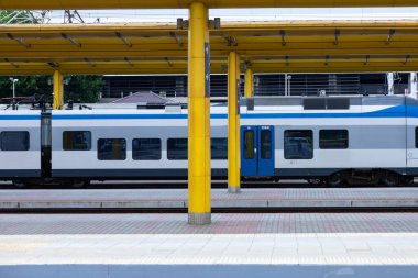 Elektrikli treni olan bir tren istasyonu. İş fikri, kavram.