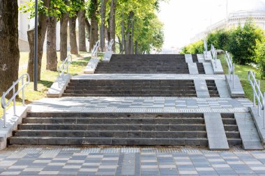 Şehirdeki engelliler için yaya yolu ve adımları.