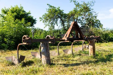 Köydeki bir traktör için eski, ev yapımı bir saban. Patates ekmek ve otlamak için..