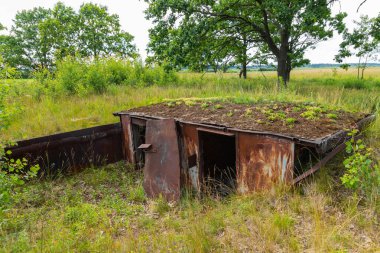Toprağa gömülmüş, hurdaya dönmüş, terk edilmiş bir geminin kalıntıları..