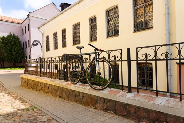 자전거는 도시의 울타리에 주차되어 있습니다 — 스톡 사진