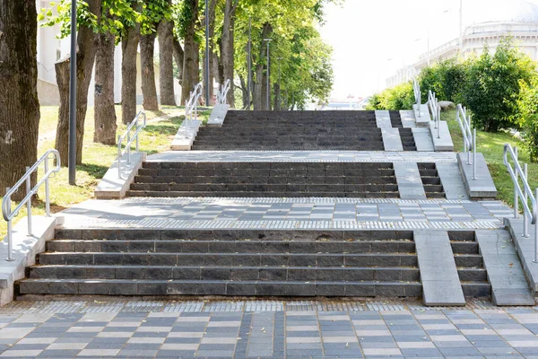 Carretera Peatonal Escalones Para Discapacitados Ciudad — Foto de Stock