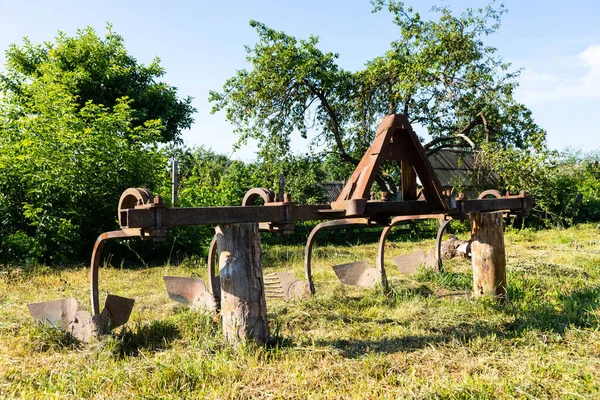 Köydeki bir traktör için eski, ev yapımı bir saban. Patates ekmek ve otlamak için..