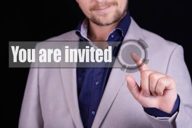 İşadamı davet edildiğiniz metnin bulunduğu bir tuşa basar. İş konsepti.