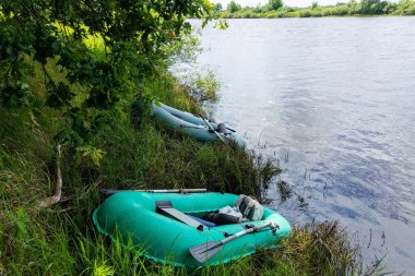 İnsanlar Avrupa 'da sakin bir nehirde şişme lastik botlarla yüzüyor..