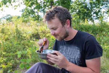 Gezgin nehir boyunca rafting yaparken kampta kahvaltı yapıyor..