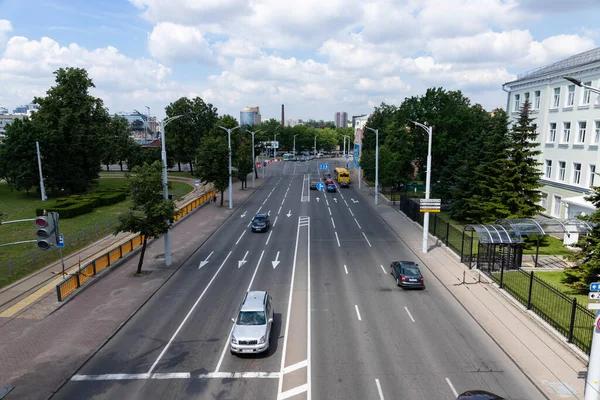 Şehirde Arabalı Bir Yol Yukarıdan Görüntüle — Stok fotoğraf