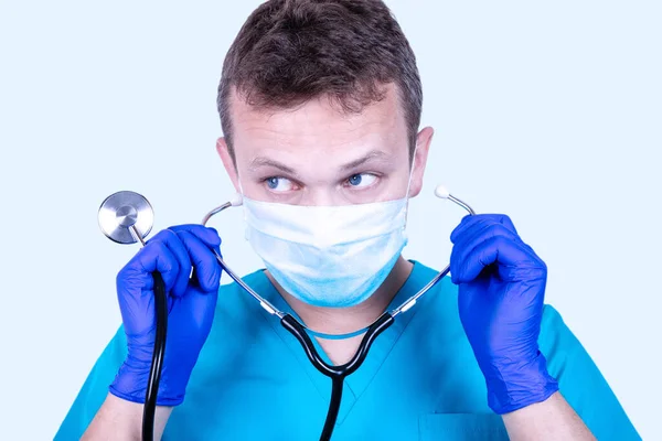 의학용 일회용 마스크를 의사가 청진기를 있어요 의학적 — 스톡 사진