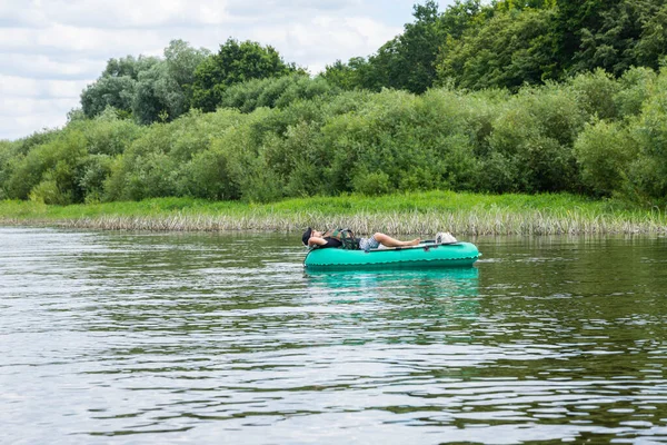 Gente Está Flotando Río Barco Inflable Concepto Actividades Aire Libre — Foto de Stock