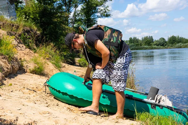 Ludzie Spływają Dół Spokojnej Rzeki Europie Nadmuchiwanych Gumowych Łodziach — Zdjęcie stockowe