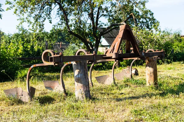 Toprak ekimi için saban, bir traktör için. Ekipman.