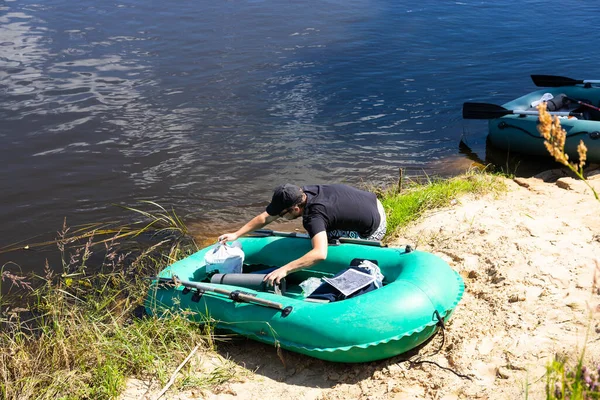 Mensen Drijven Een Kalme Rivier Europa Opblaasbare Rubberboten — Stockfoto