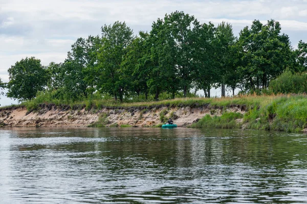 Mensen Drijven Een Kalme Rivier Europa Opblaasbare Rubberboten — Stockfoto