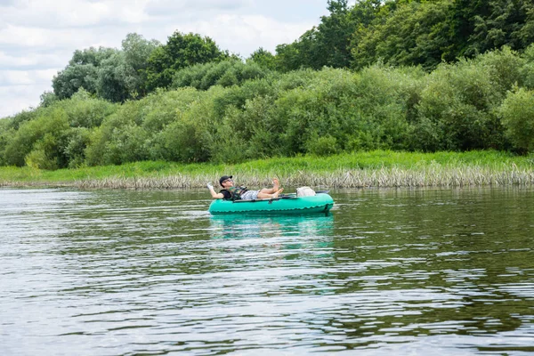 Mensen Drijven Rivier Een Opblaasbare Boot Het Concept Van Buitenactiviteiten — Stockfoto
