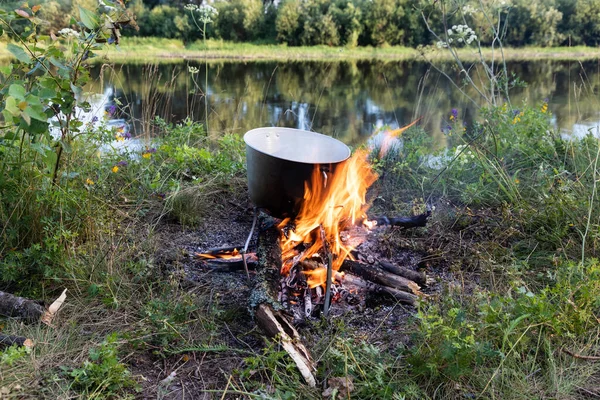 屋外キャンプ場で火の上で台所用品ポットをキャンプ — ストック写真
