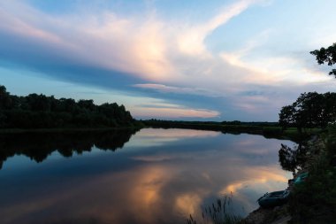Güzel akşam gün batımı. Nehrin manzarası.