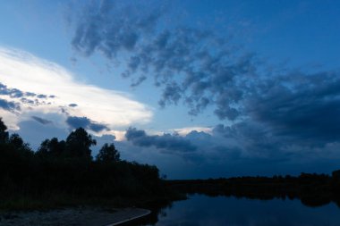 Güzel akşam gün batımı. Nehrin manzarası.