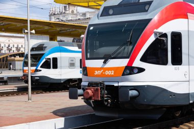 Tren istasyonunda yüksek hızlı tren. Demiryolu platformunda modern yolcu treni. Avrupa 'da demiryolu. Ticari ulaşım.