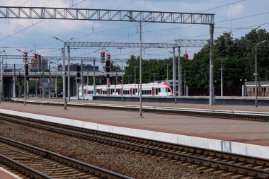 Tren istasyonunda yüksek hızlı tren. Demiryolu platformunda modern yolcu treni. Avrupa 'da demiryolu. Ticari ulaşım.